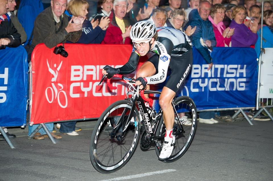 Tom Moses a tenté de partir en solitaire dans le tour final , malgré tous ses efforts il sera rejoint par le groupe de poursuivants tom moses okley