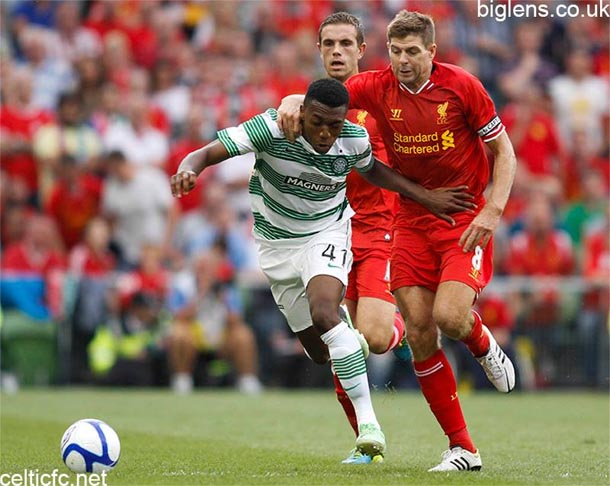 Steven Gerard tente de retenir le joueur du Celtic Baldé