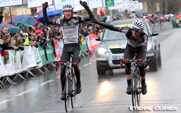 Eric Berthou devient Team Manager de Raleigh 8 Eric Berthou avec Alex Blain sur l'une des étapes du Tour de Normandie