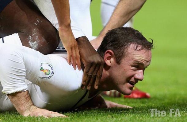 Wayne Rooney félicité par ses partenaires après l'ouverture du score