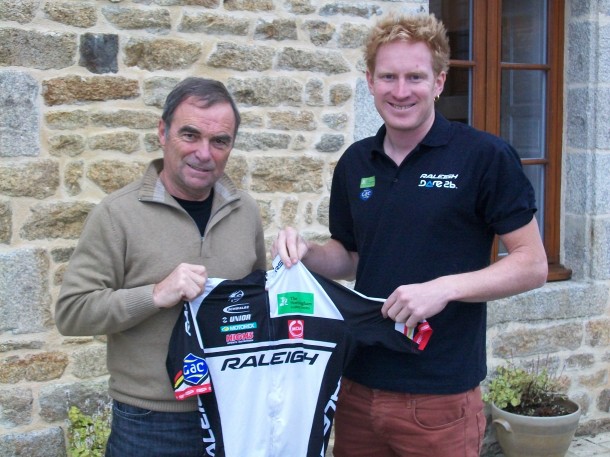 Bernard Hinault et Eric Berthou tenant le maillot de Raleigh 100 0334