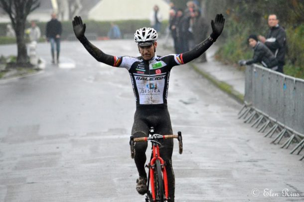 Matthieu Boulo (Raleigh) vainqueur à Gouesnou (photo Elen Rius) GOuesnou