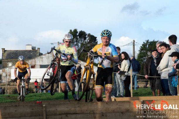 Laurent Colombatto (2 ème sur la photo) en lutte avec le Néerlandais Thijs Al à Lanarvily colobatto 4