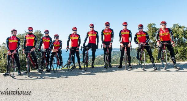 Le Team Raleigh avec le local de l'épreuve Alex Blain, (Photos Andy Whitehouse) raleigh Nice