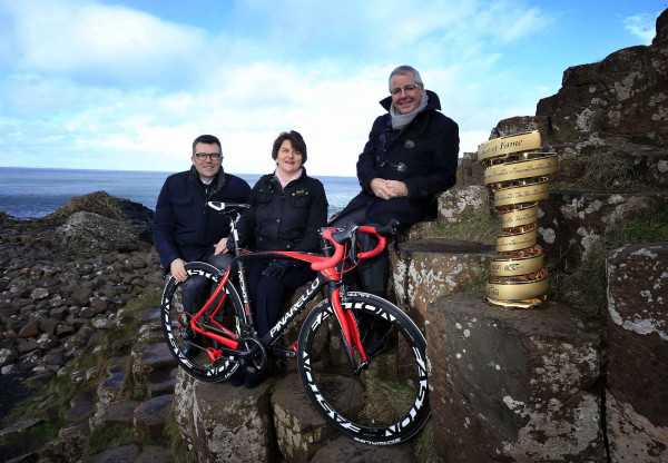 Stephen Roche sur la Chaussée des Géants en cie de Arlene Foster (Ministre du tourisme d'Irlande du Nord ) et Paolo Bellini de la société RCS Foster congratulates Roche on Giro dÕItalia Hall of Fame honour