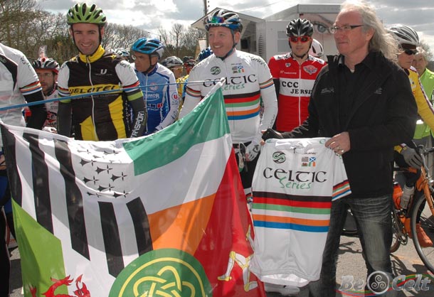 Padraic Quinn en tenue velotec est un amoureux de la Bretagne et un fier représentant de son Irlande natale Padraic Quinn Tro bro leon