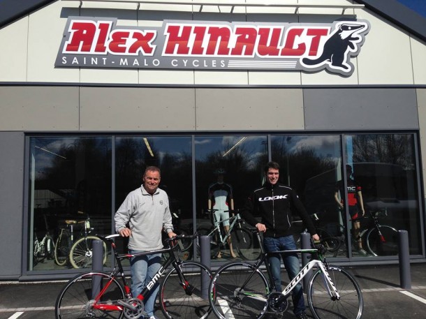 Bernard Hinault et son fils Alix Hinault devant le magasin à Saint Malo alex