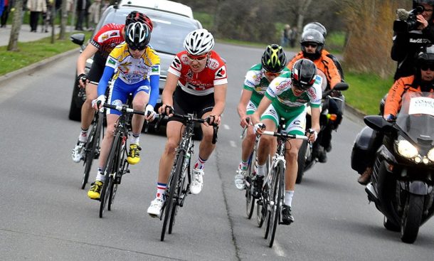 5 coureurs dans le final pour se disputer la victoire (Photo Mahtilde L'Azou) groupe de 5