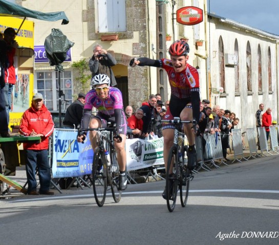 Léo Danes gagne à Guiscriff devant Alexandre Le Bras et Maxime Cornic 8 Léon Danès au sprint devant Alexandre Le Bras (Photo Agathe Donnard)