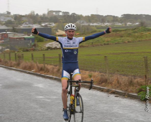 Damien Shaw remporte la Shay Elliott Memorial devant Eddie Dunbar et Danny Bruton 10 Michael O’Loughlin vainqueur chez les juniors photo Sean Rowe