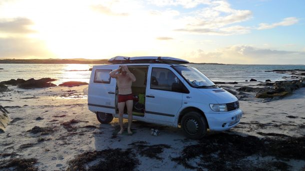 Avec son combi, Dimitri part un peut partout à la recherche du "Spot", ici en Irlande SAM 09471 1