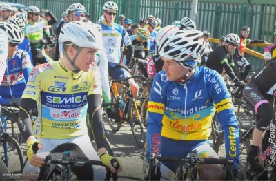 En Irlande, Danny Bruton court déjà avec les couleurs de l'AC Bisontine, ici en discution avec ses équipiers de la Nicolas Roche (Photo Sean Rowe) Sean Rowe