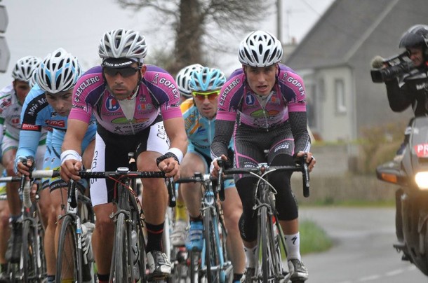 Erwan Brenterch et David Chopin (Hennebont Cyclisme) respectivement 2ème et 3ème (Photo Mathilde L'Azou)