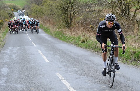 Tom Moses (Rapha Condor) toujours aussi à l'aise dans les raids solitaires (photo www.velouk.net) tom moses uk