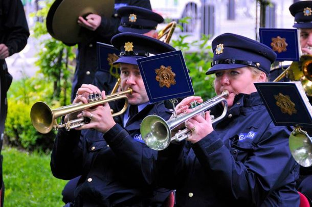 En  Irlande, la police "Garda" est de la partie, souriante et fanfare !
