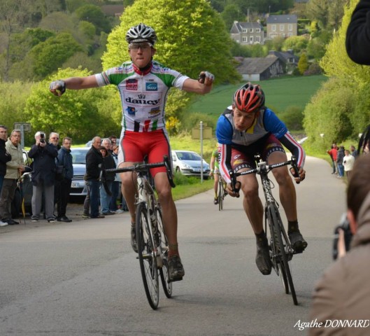 Franck Thilloy remporte le sprint de la 4ème étape devant Léo Danes (Photo Agathe Donnard) 