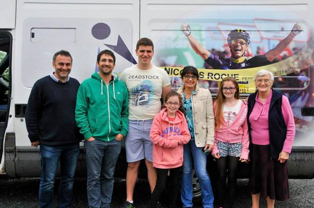 Les Celtes se donnent rendez vous sur la RAS 10 Lors d une étape, on rencontre des familles qui veulent connaître leurs cousins celtes Bretons, sous l oeil de Nico Roche qui prête son camion au boys d hennebont et au KBE, entre Celtes.