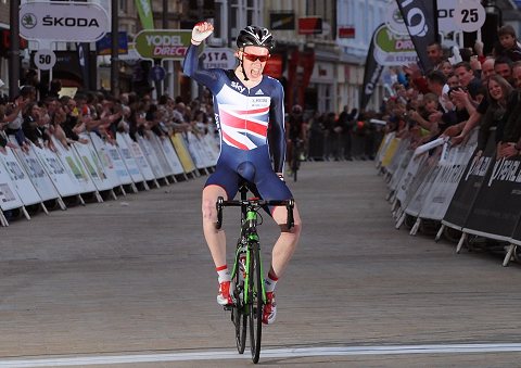 Tour séries: Matthew Gibson l'emporte à Peterborough 7 Matthew Gibson, 17 ans seulement, remporte la 3ème manche des Tour Séries (photo Larry Hickmott velouk.net)