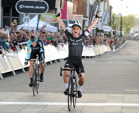 Tour Series : Graham Briggs l'emporte à Barrow 7 Graham Briggs l'emporte devant Tom Scully (photo Larry Hickmott velouk)