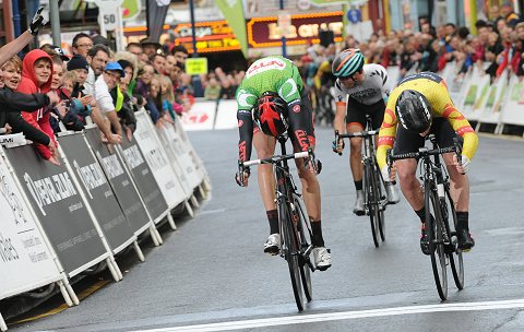 Tour Series: l'Irlandais Felix English gagne à Aberystwyth 7 Felix English en jaune l'emporte sur le fil devant Jon Mould (Photo Larry Hickmott velouk.net)