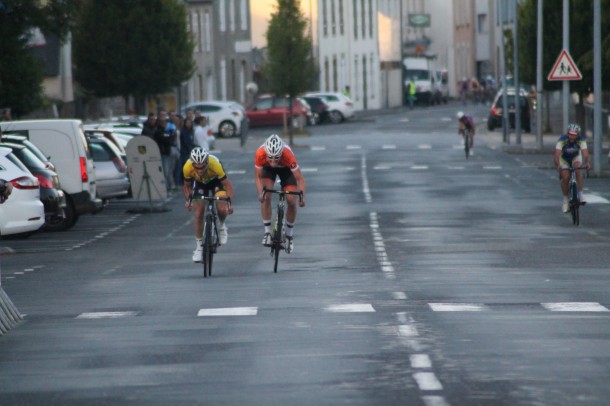 Paul-Mickaël Menthéour en costaud sur le GP de Landerneau 13 Vincent Ragot et Alexandre Kermarec au sprint pour la 3ème place (Photo Be Celt)