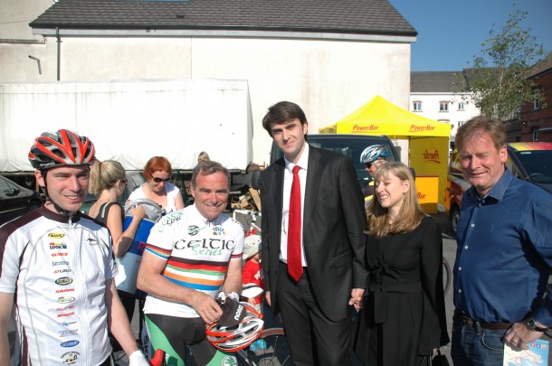 Michael Dodds rejoint Bretagne Séché pour le Tour de France 12 Sur le Tour du Connemara de Padraic Quinn, De gauche a droite Alex Hinault, Bernard Hinault, Gerard Cairet(consul de France à Dublin et son épouse et Michael Dodds
