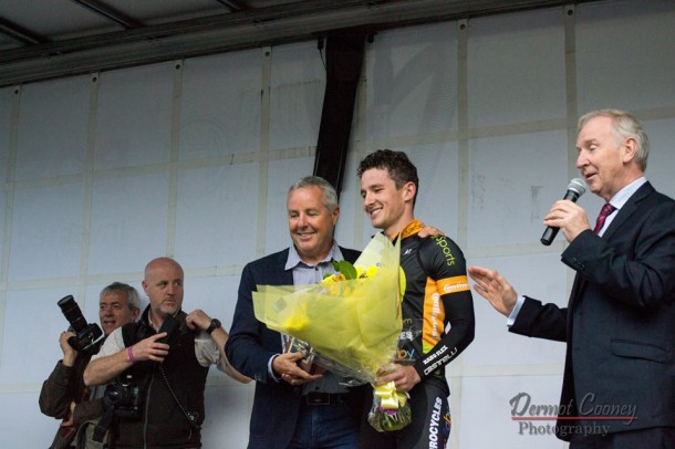 Irlande: James Davenport remporte le GP Stephen Roche 7 James Davenport félicité par Stephen Roche (photo Dermot Cooney)