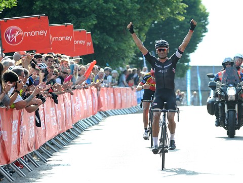 Kristian House remporte la Beaumont Trophy, Alex Blain 13ème 7 Kristian House vainqueur de la Beaumont Trophy devant Mark Christian (Photo Larry Hickmott)