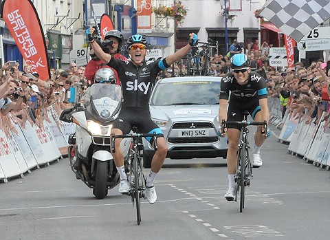 Royaume Uni: doublé des Sky , Kennaugh titré 7 Peter Kennaugh l'emporte devant Ben Swift (photo Larry Hickmottt www.velouk.net)