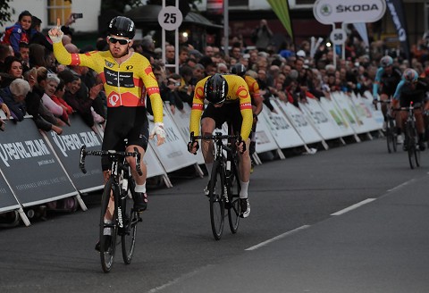 Tour Series: Le Breton Matthieu Boulo triomphe à Redditch 8 Les Rapha Condor de l'Irlandais Felix English sont leader du général par équipes, hier soir, Matthieu Boulo n'a jamais été inquiété, le bolide de la soirée