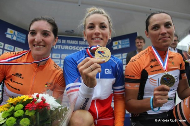 Pauline Ferrand Prevot entourée de Mélanie Lesueur et Fanny Ribeiro (photo Andréa Quémener)