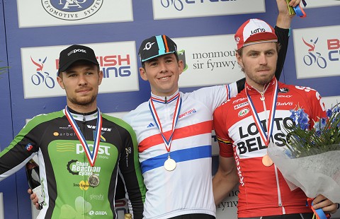 Royaume Uni: le Gallois Scott Davies titré en espoirs (U23) 7 Le Galllois Scott Davies , a gauche Owain Doull et a droite Daniel McLay (photo Larry Hickmott www.velouk.net)