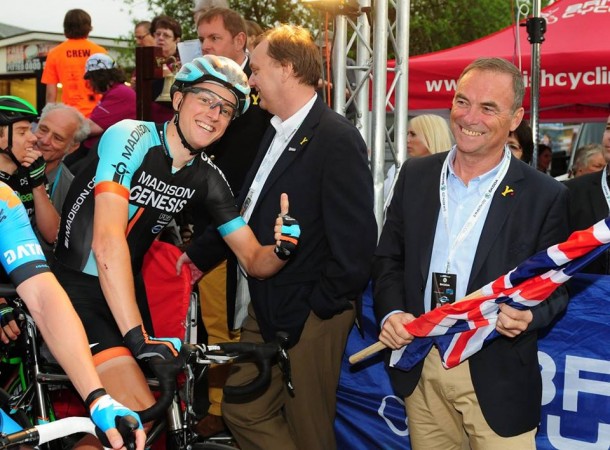 Adam Blythe l'emporte à Otley , Alex Blain 4ème 8 Bernard Hinault donne le départ du Crit d'Otley (photo Larry Hickmott)
