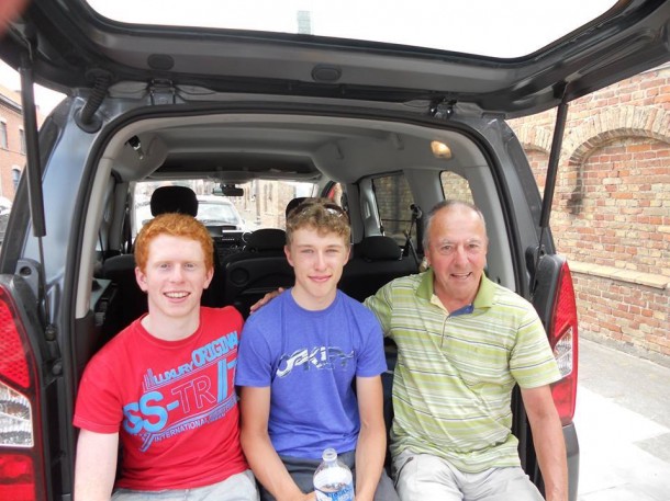 Cathal Clarke et Craig McCauley en compagnie de leur soigneur Joel Depoorter ( photo Dany Blondeel) 