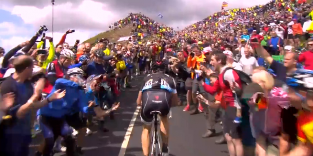 Jens Voigt entouré d'un foule considèrable sur la Côte de  Buttertubs, (Photo le Tour de France)
