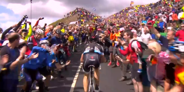 Tour de France: Marcel Kittel remporte le sprint royal 8 Jens Voigt entouré d'un foule considèrable sur la Côte de Buttertubs, (Photo le Tour de France)