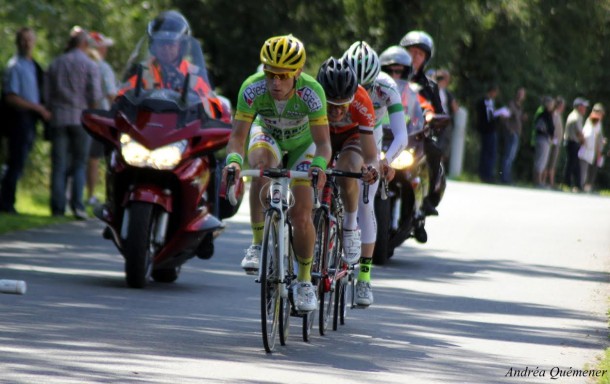 Maxime Cam remporte la Manche-Océan 8 Les 3 hommes ensemble à l'entré du circuit (photo Andrea Quémener)