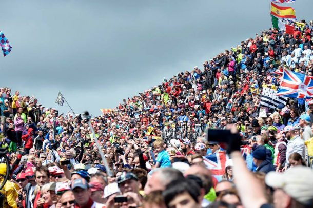 Une foule incroyable s'était donnée rendez vous sur cette 2ème étape (photo PelotonPhotos)