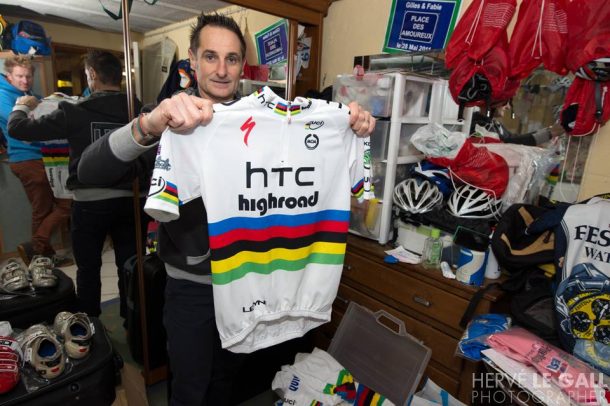 La pièce rare d un collectionneur, le jersey de Cavendish champion du monde à l époque HTC, signé bien sûr. 