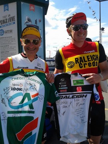 La collection de Jersey de Gilles sur la carrière d Eric Berthou, avec les signatures des coureurs de chaque team 