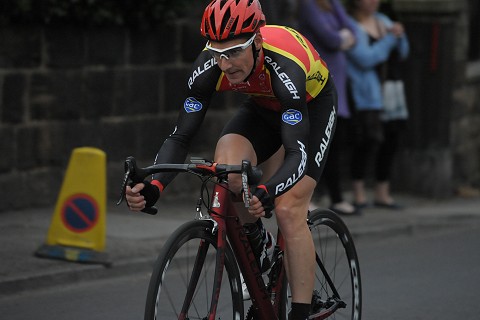 Adam Blythe l'emporte à Otley , Alex Blain 4ème 9 Matthieu Boulo a bien tenté le raid solitaire mais hier soir , il n'y avait rien à faire face à un peloton déchaîné (photo Larry Hickmott www.velouk.net)