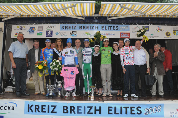 Blel Kadri avait gagné le Kreiz Breizh en 2008 sous la pluie 9 Le podium du Kreiz Breizh 2008. Blel Kadri en maillot blanc de leader et rose du meileur jeune, Benoit Jarrier en vert et Nicolas Edet meilleur grimpeur , tous sur le tour de France cette année (photo Kreiz Breizh)