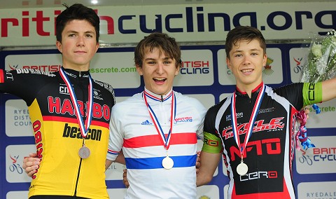 Le Gallois Tristan Robbins remporte le Championnat de Grande-Bretagne juniors 8 Tristan Robbins au centre , Nathan Drapper a gauche et Thomas Bayliss a droite (photo Larry Hickmott www.velouk.net)