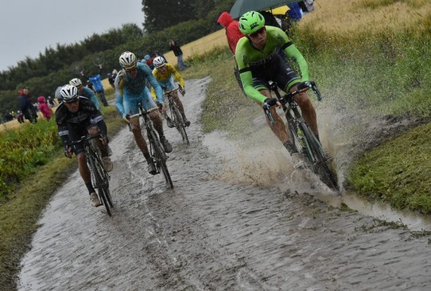 Une météo désastreuse et les pavés ont fait énormément de dégât sur cette étape (photo Tour de France)
