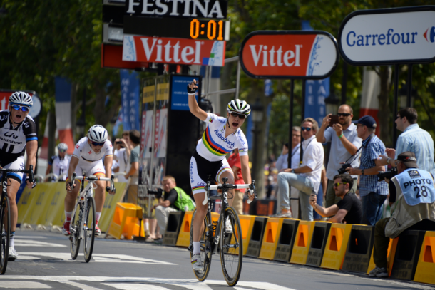 Marianne Vos victorieuse aux Champs Elysées (photo Tour de France ASO presse sport) 