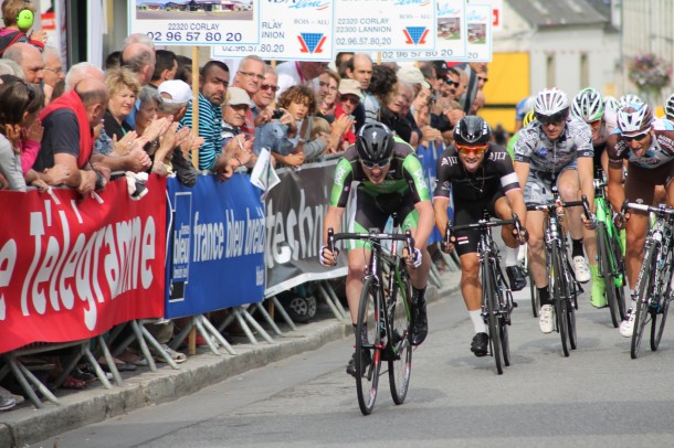 Jack Wilson règle le sprint du groupe d'échappée devant Graham Briggs (Photo Be Celt) 