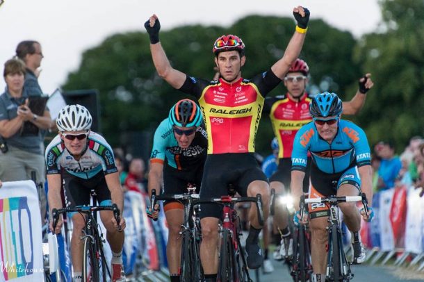  Morgan Kneisky remporte la Kermesse de Staffordshire faisant le bonheur de Alex Blain (photo Team Raleigh) 