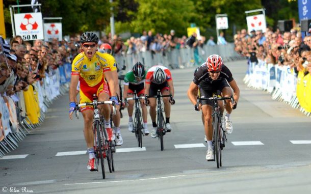 Jérémy Leveau bat le Breton  David Cherbonnet au sprint (photo Elen Rius) 