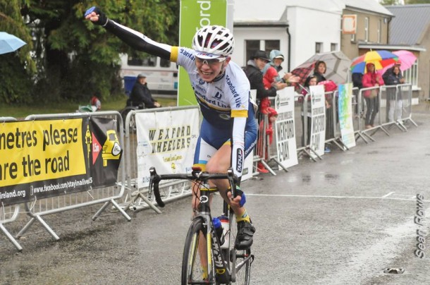 Michael O'Loughlin, 17 ans a peine, junior 1ère année l'emporte devant les meilleurs coureurs Irlandais (Photo Sean Rowe) 