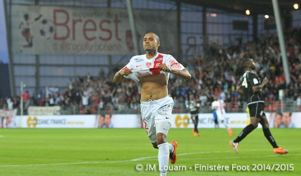 Brest démarre sa saison de la meilleure des façons 10 Alexandre Alphonse célèbre son but, celui de la victoire